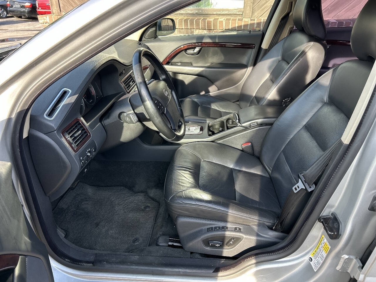 Used 2008 Volvo V70 FWD image 9