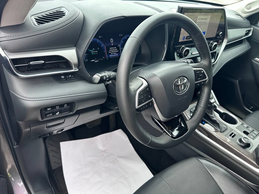 Certified 2024 Toyota Highlander Platinum AWD/4WD image 17