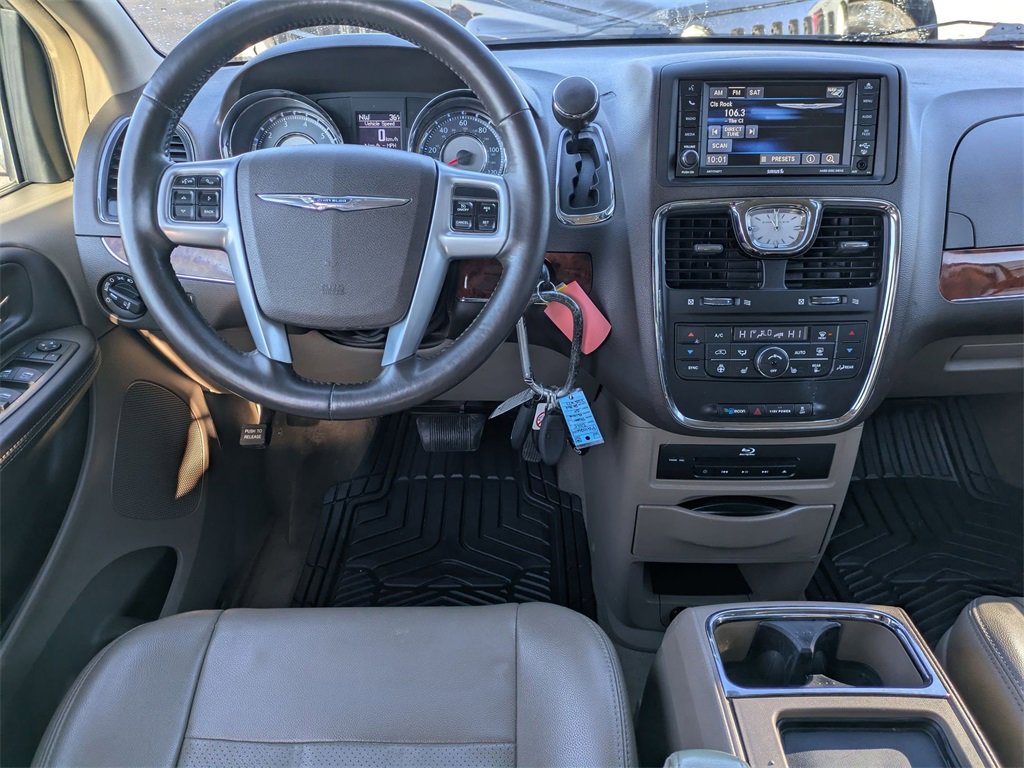 Used 2014 Chrysler Town & Country Touring-L w/ Driver Convenience Group image 17