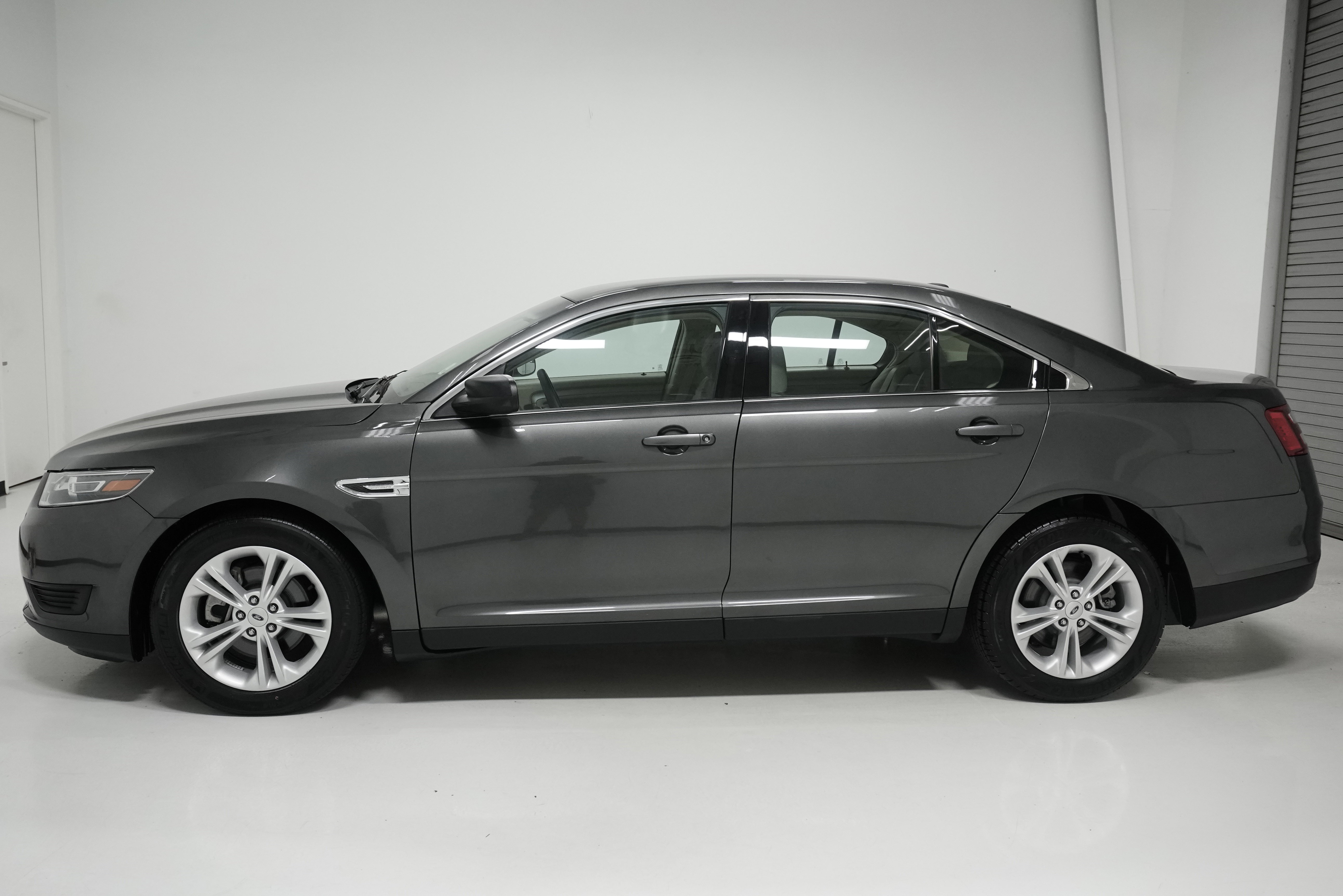 Used 2018 Ford Taurus SE image 7