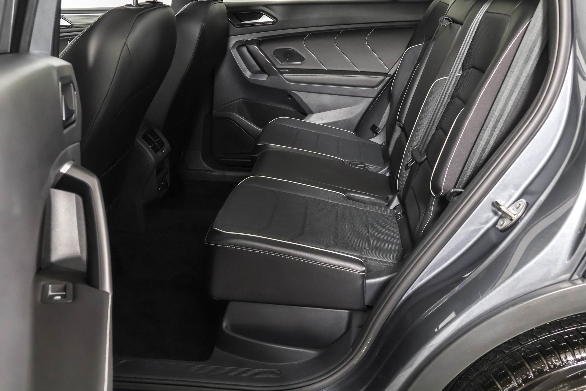 Used 2024 Volkswagen Tiguan SEL R-Line image 38