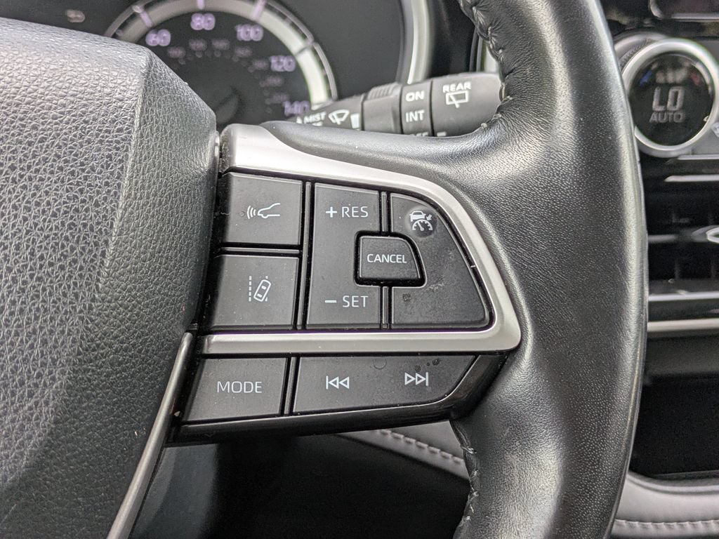 Used 2023 Toyota Highlander XLE FWD image 27