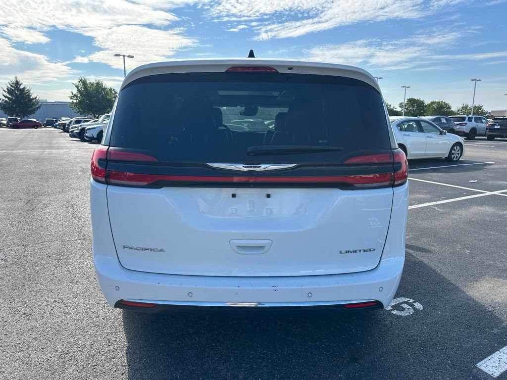 Used 2023 Chrysler Pacifica Limited FWD image 9