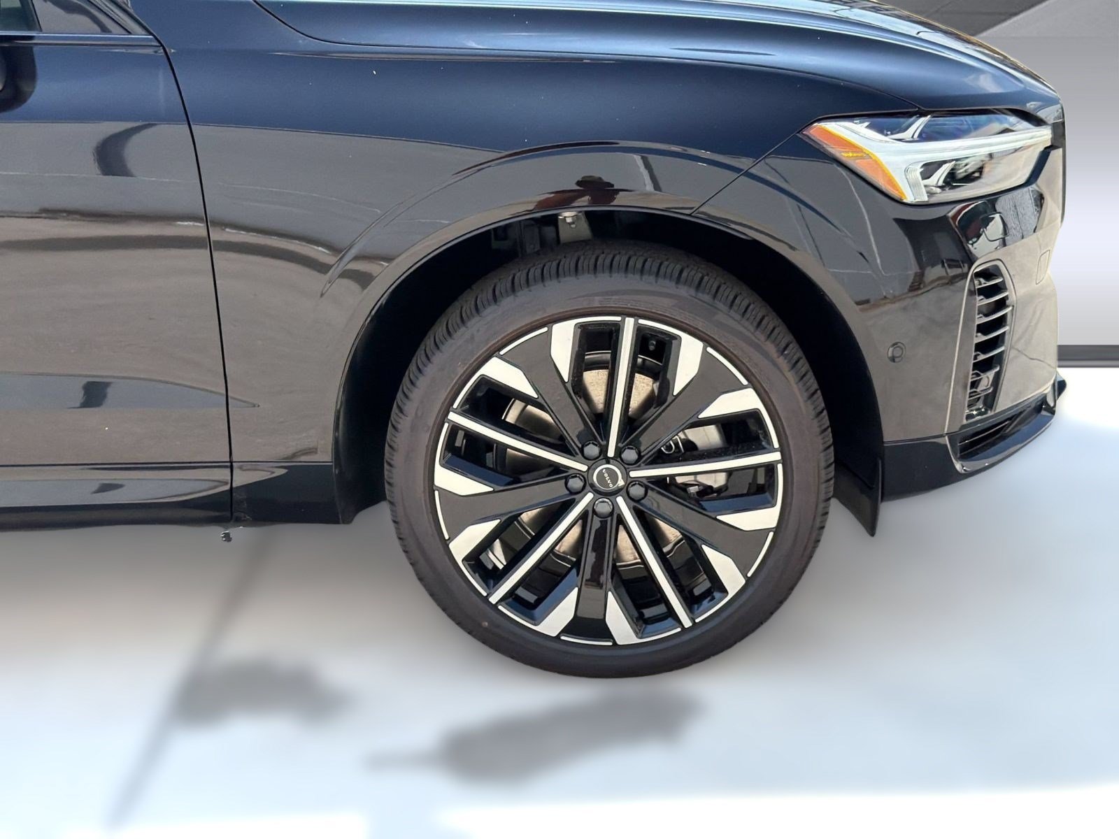 New 2026 Volvo XC60 T8 Ultra w/ Protection Package Premier AWD/4WD image 12