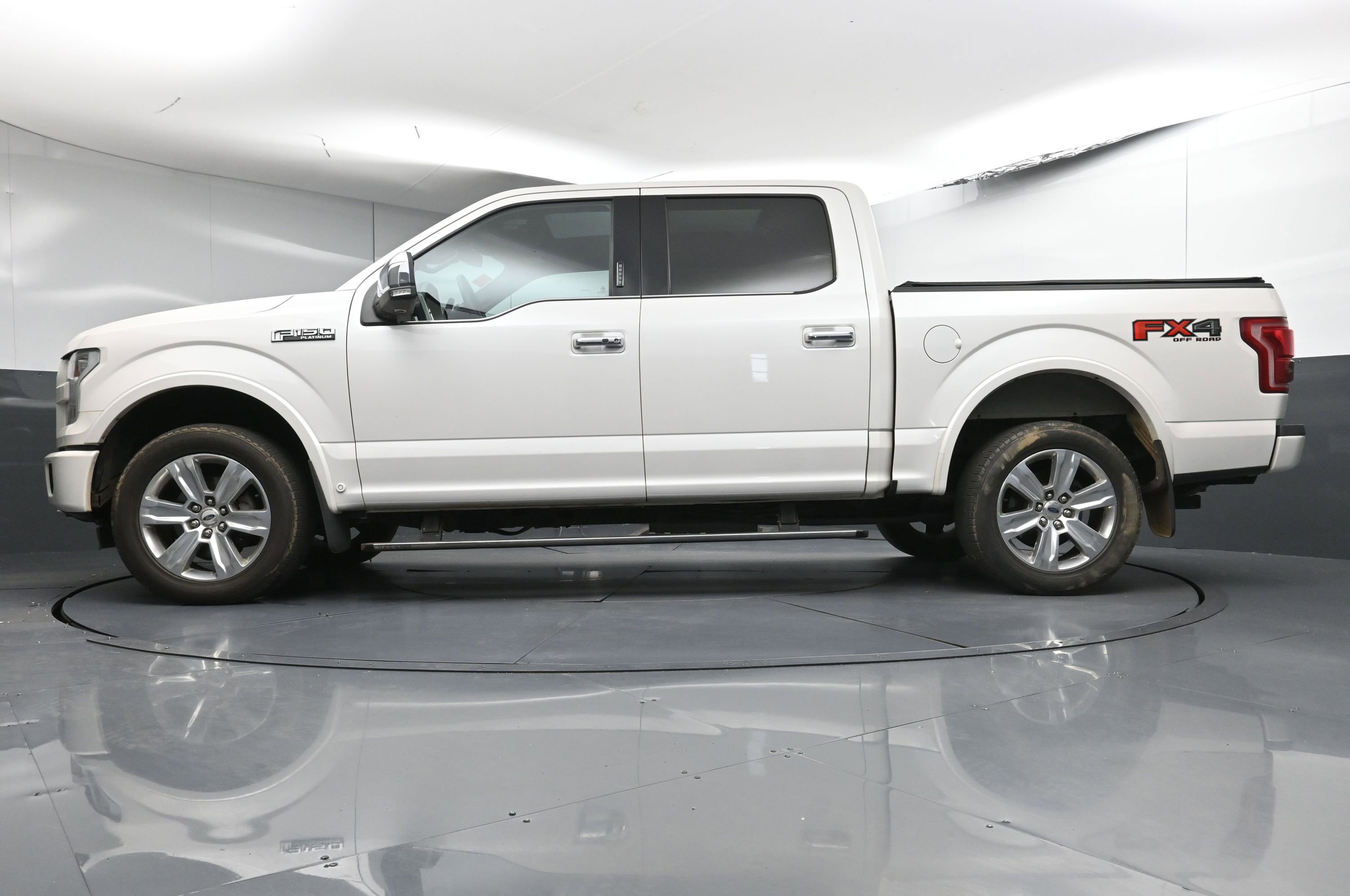 Used 2015 Ford F150 Platinum w/ Equipment Group 701A Luxury image 40