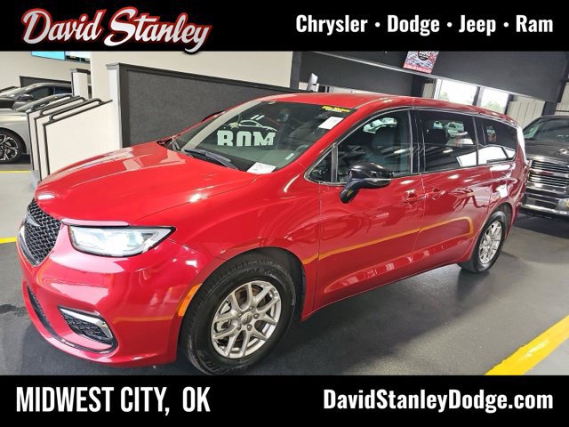 Used 2025 Chrysler Pacifica Select
