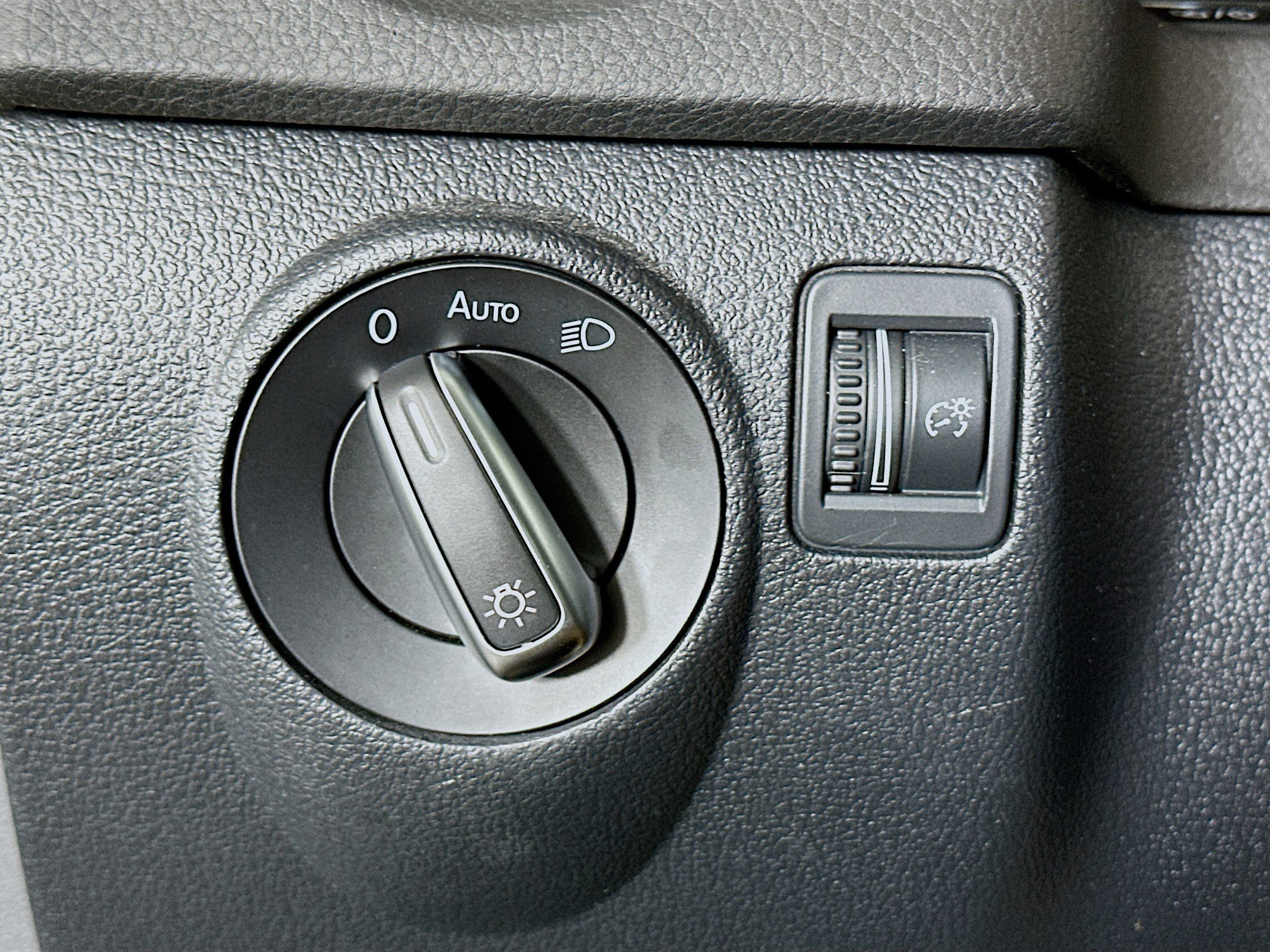 Used 2017 Volkswagen Tiguan S image 17