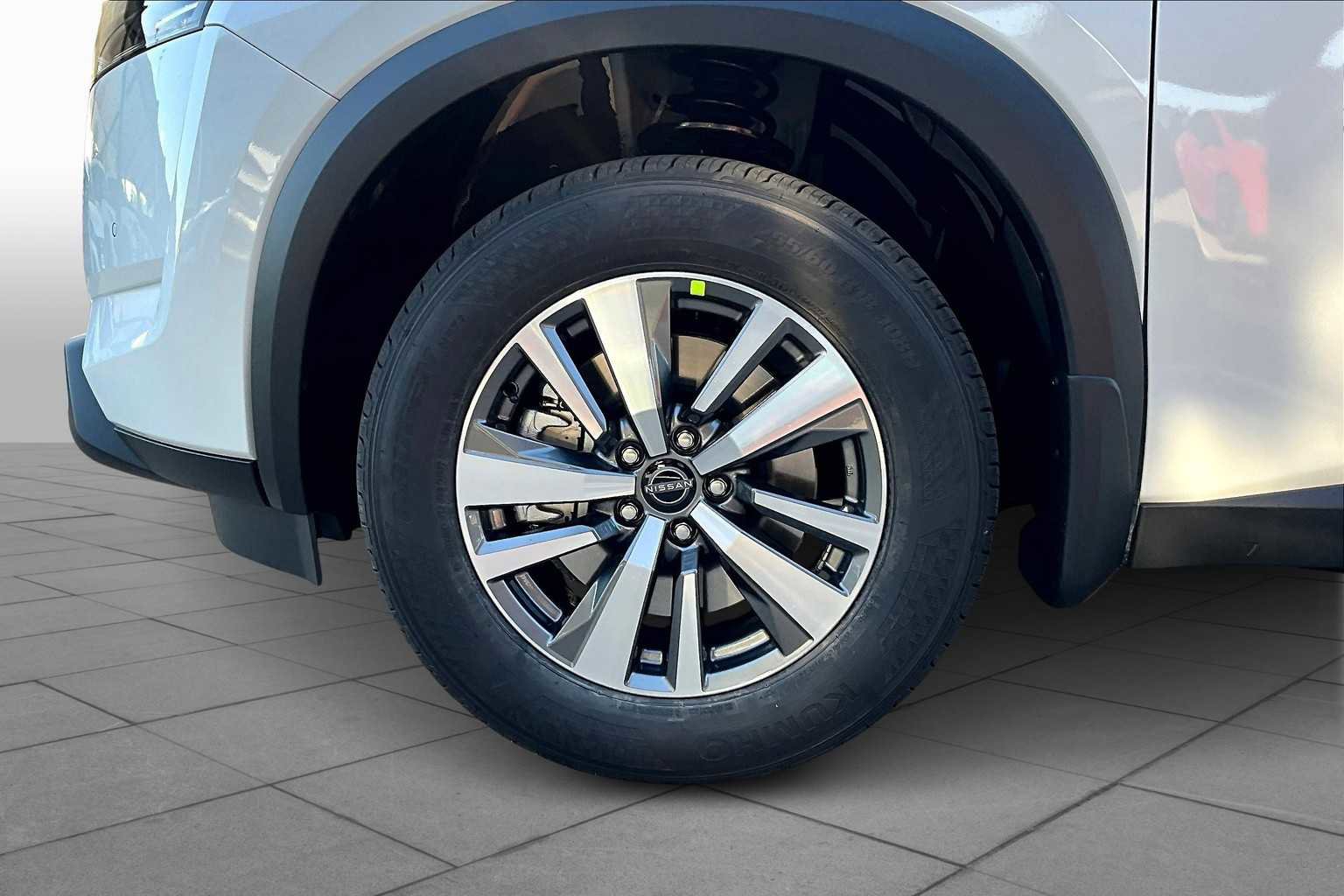 New 2025 Nissan Pathfinder SL image 9