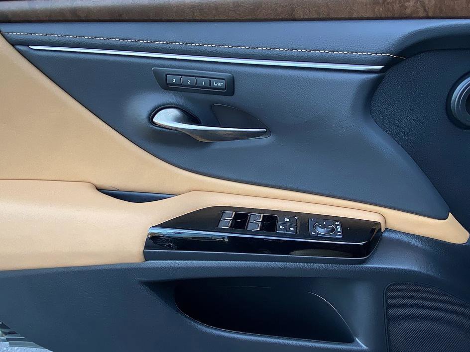 Used 2024 Lexus ES 350 w/ Premium Package image 9