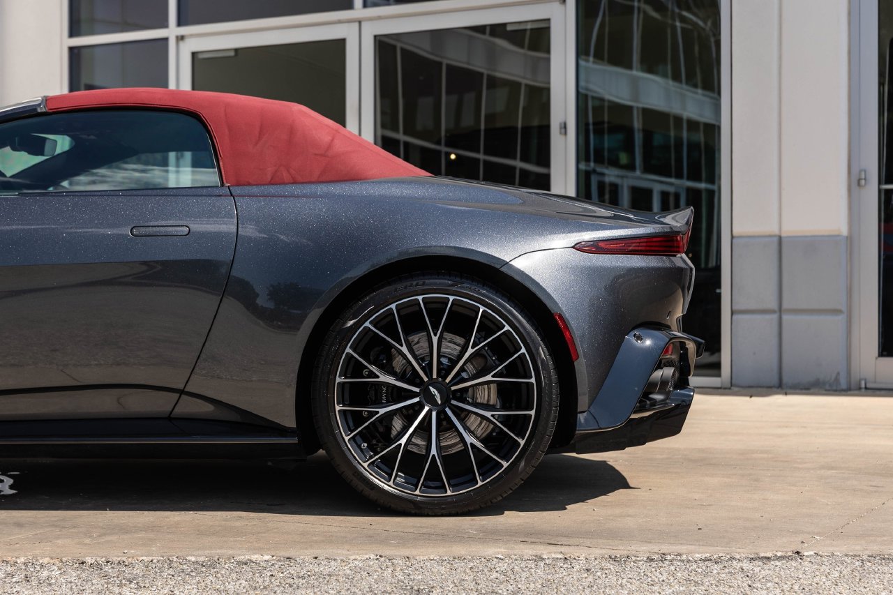 Used 2023 Aston Martin V8 Vantage Roadster RWD image 19
