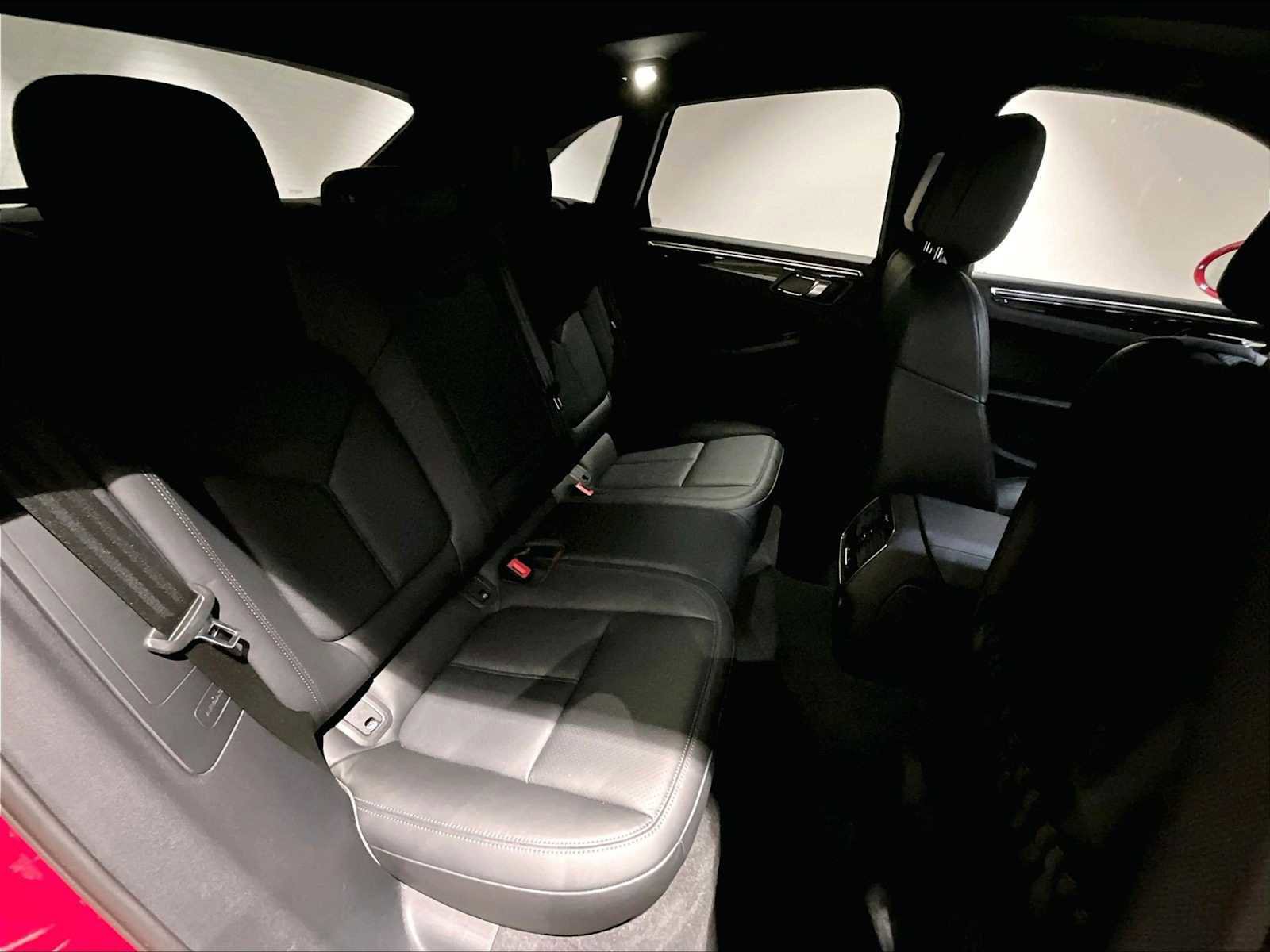 Used 2024 Porsche Macan image 32