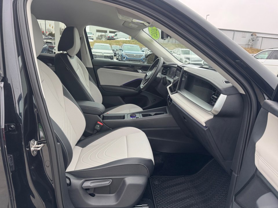 Certified 2025 Volkswagen Tiguan SE image 32