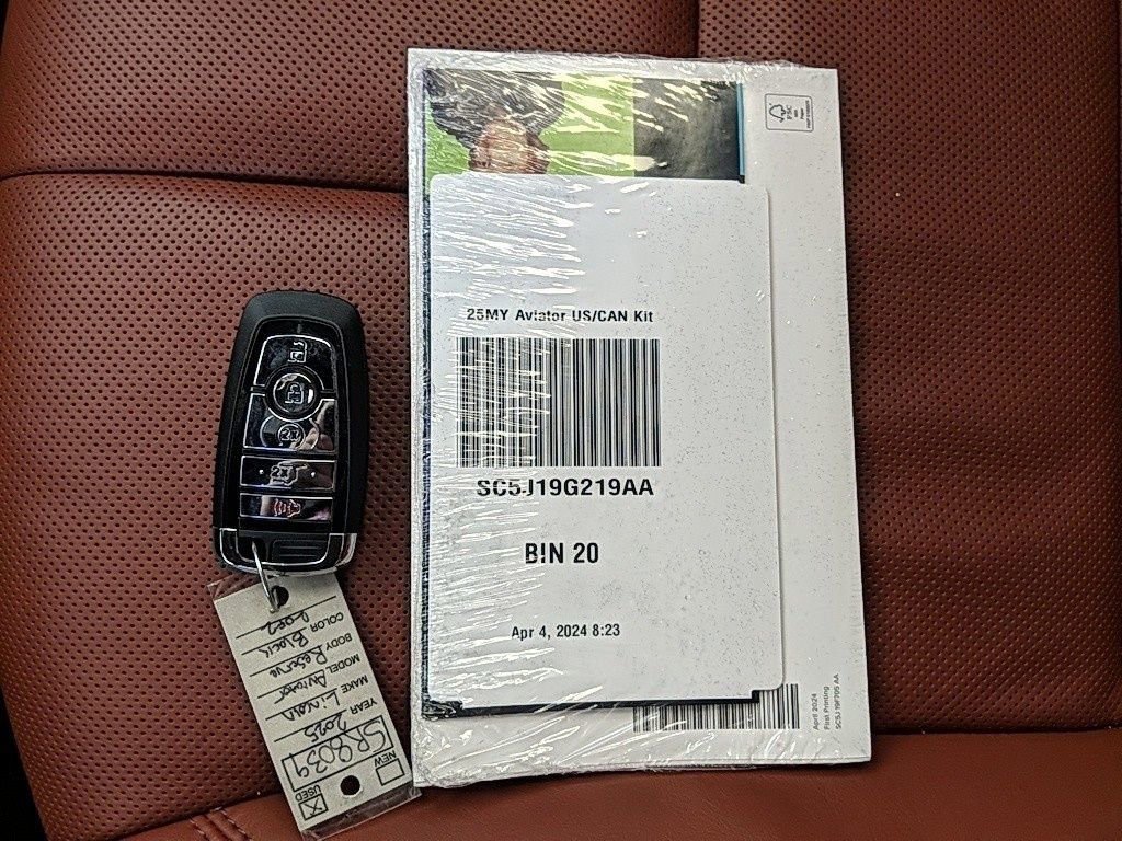 Used 2025 Lincoln Aviator Reserve w/ Illumination Package image 32