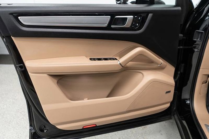 Used 2023 Porsche Cayenne Platinum Edition image 17