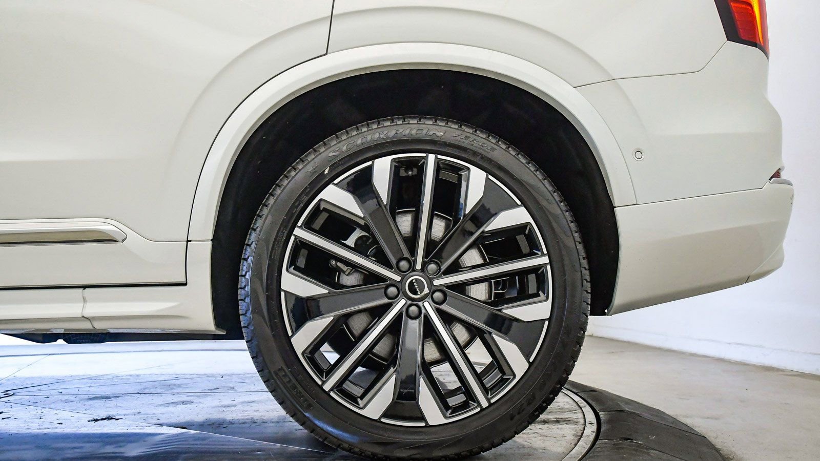 Certified 2025 Volvo XC90 B6 Plus w/ Protection Package Premier image 10