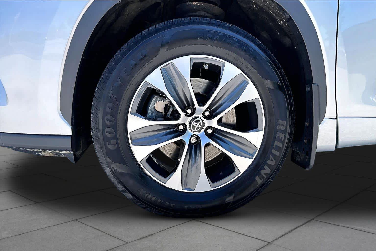 Used 2023 Toyota Highlander XLE AWD/4WD image 11