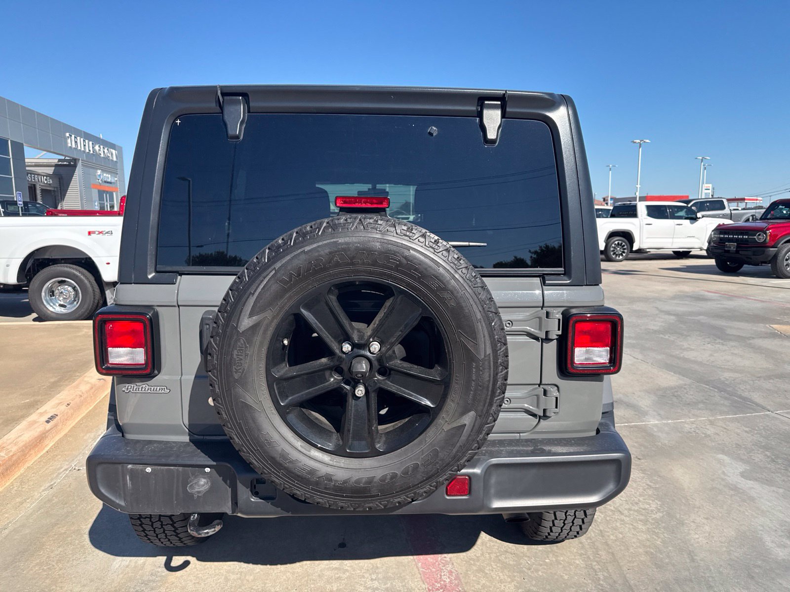 Used 2018 Jeep Wrangler Unlimited Sahara AWD/4WD image 4