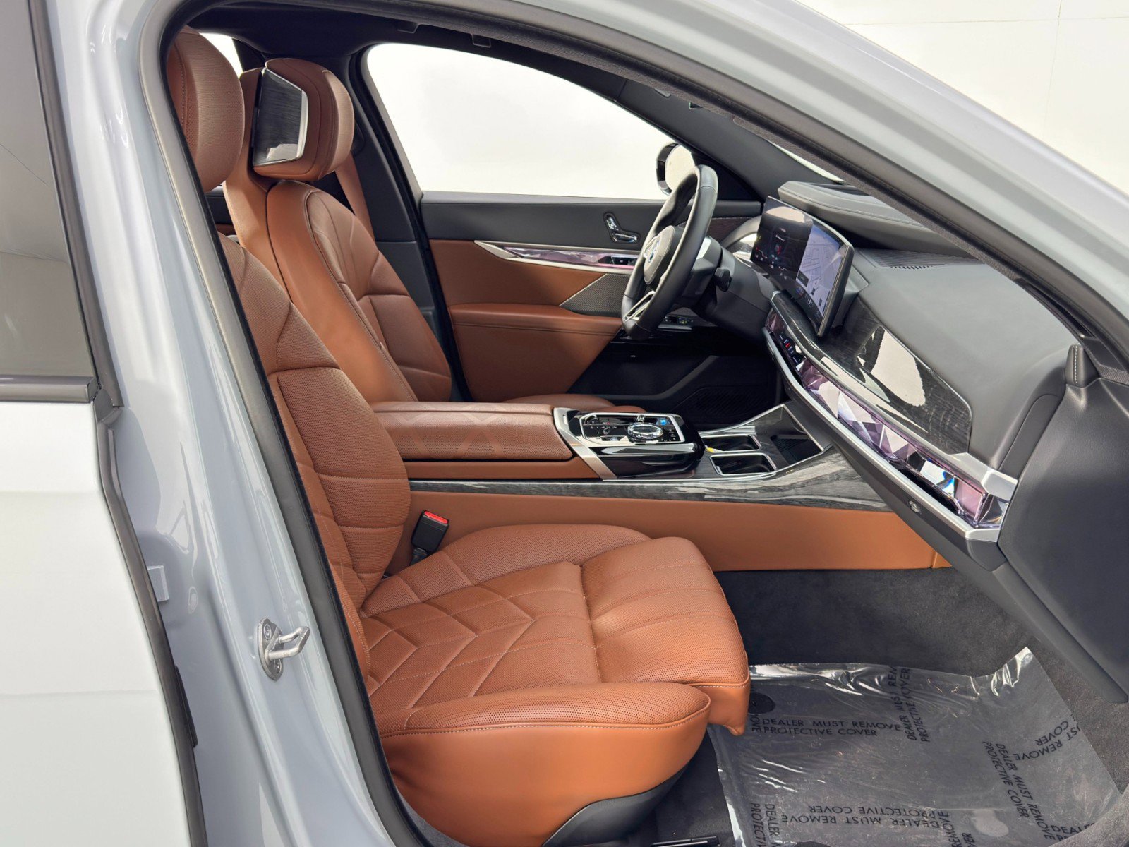 Used 2024 BMW i7 xDrive60 w/ Premium Package image 16