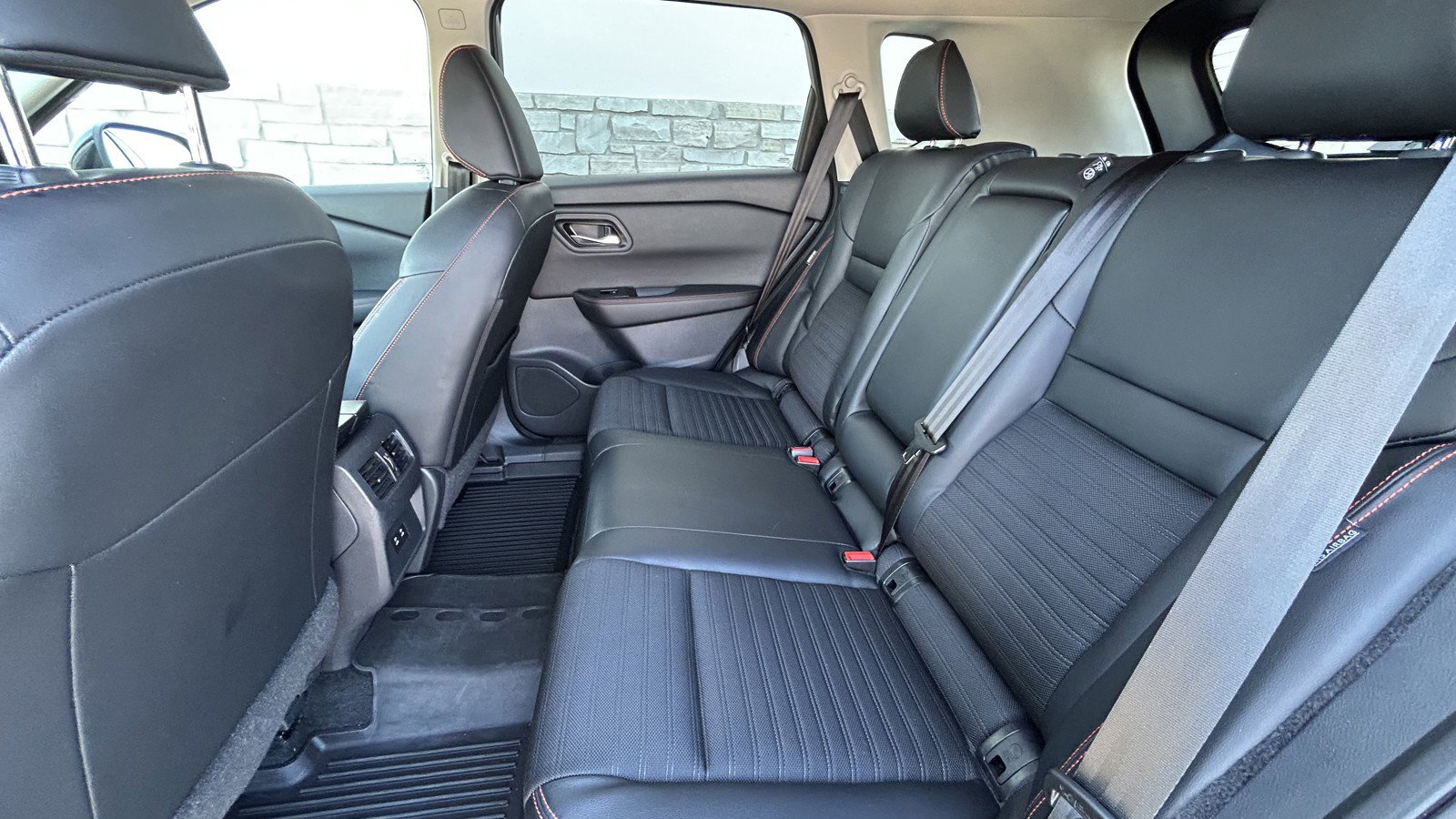 Used 2025 Nissan Rogue SV image 12