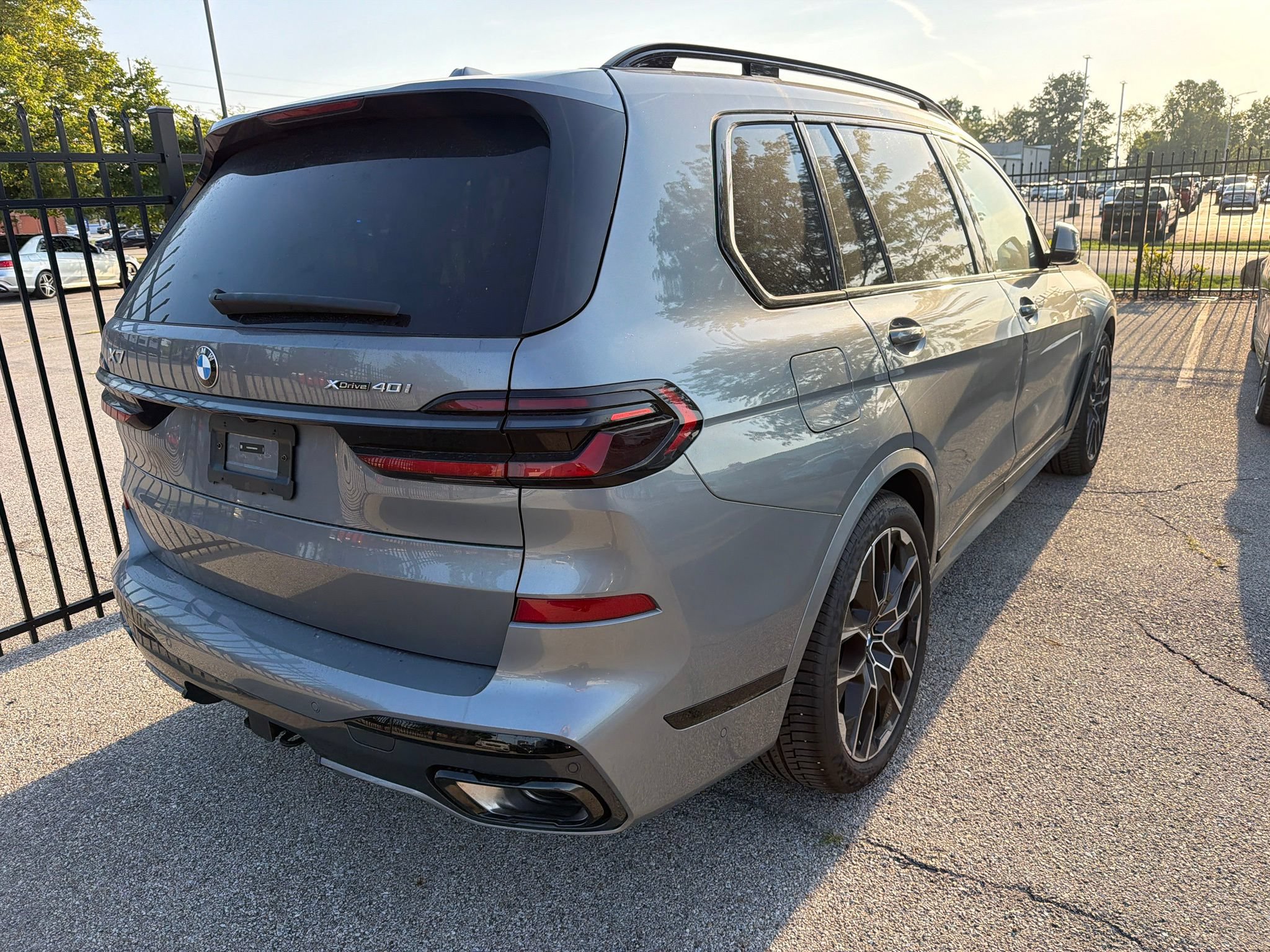 Used 2025 BMW X7 xDrive40i w/ M Sport Package AWD/4WD image 4