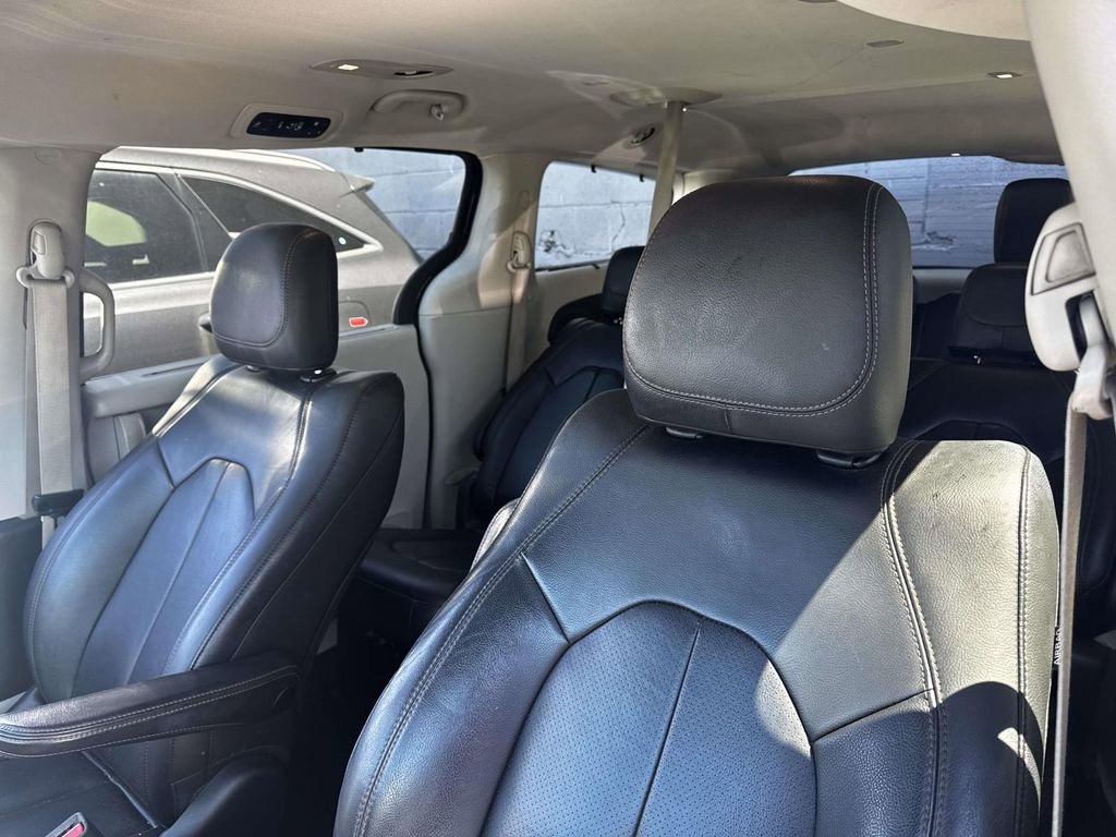 Used 2018 Chrysler Pacifica Touring-L FWD image 10