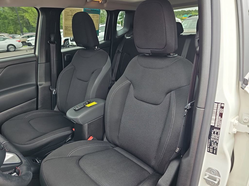 Used 2023 Jeep Renegade Latitude w/ Sun/Sound Group AWD/4WD image 19