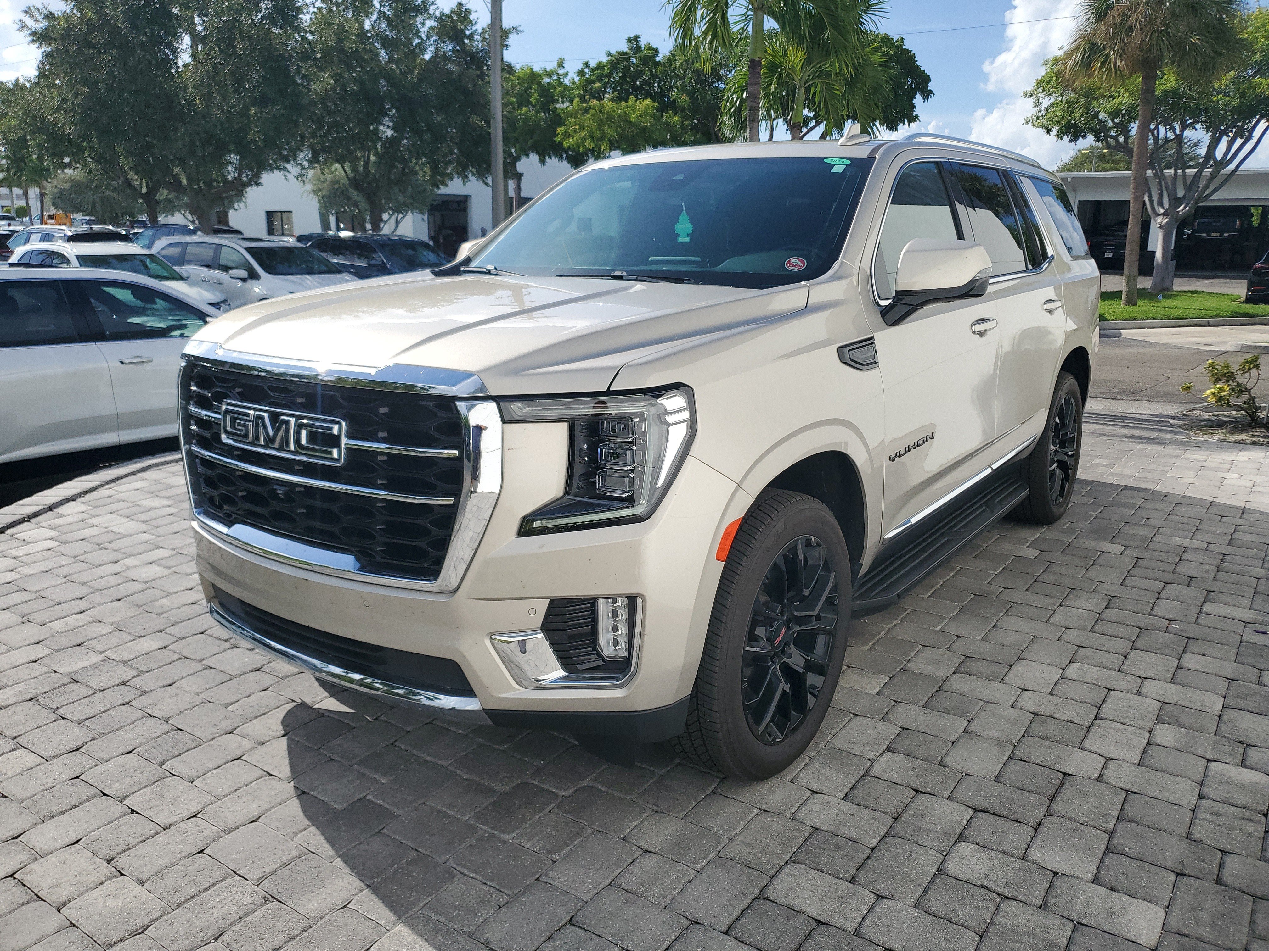 Used 2024 GMC Yukon SLT w/ SLT Luxury Package RWD image 3