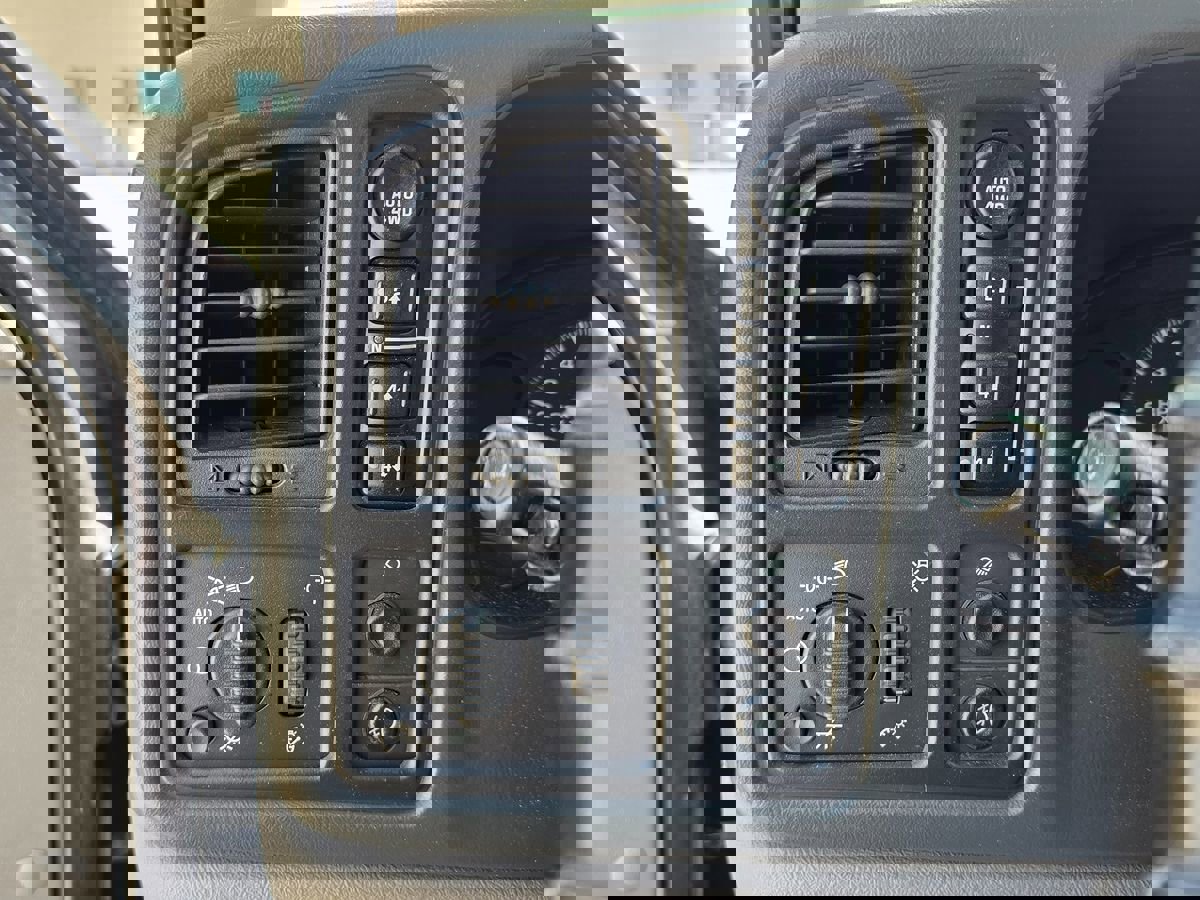 Used 2005 Chevrolet Avalanche Z71 w/ Preferred Equipment Group image 25