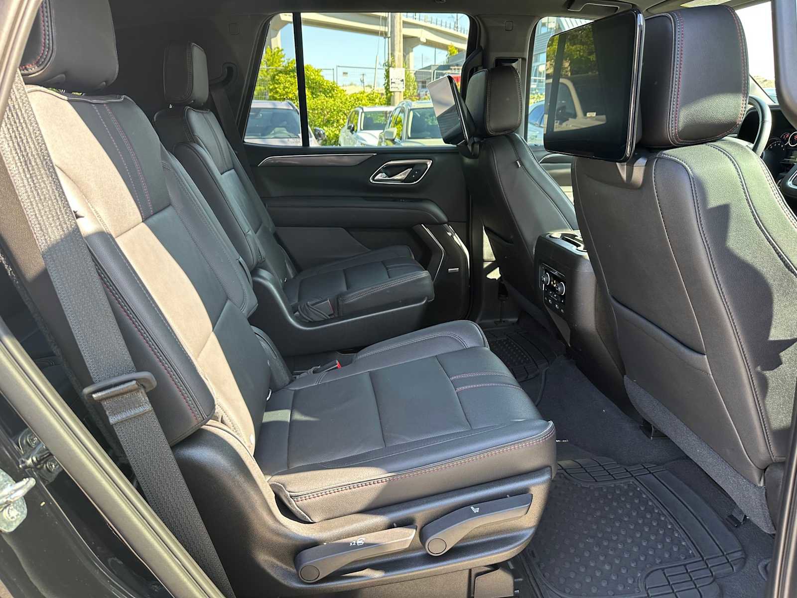 Used 2021 Chevrolet Tahoe RST w/ Luxury Package AWD/4WD image 12
