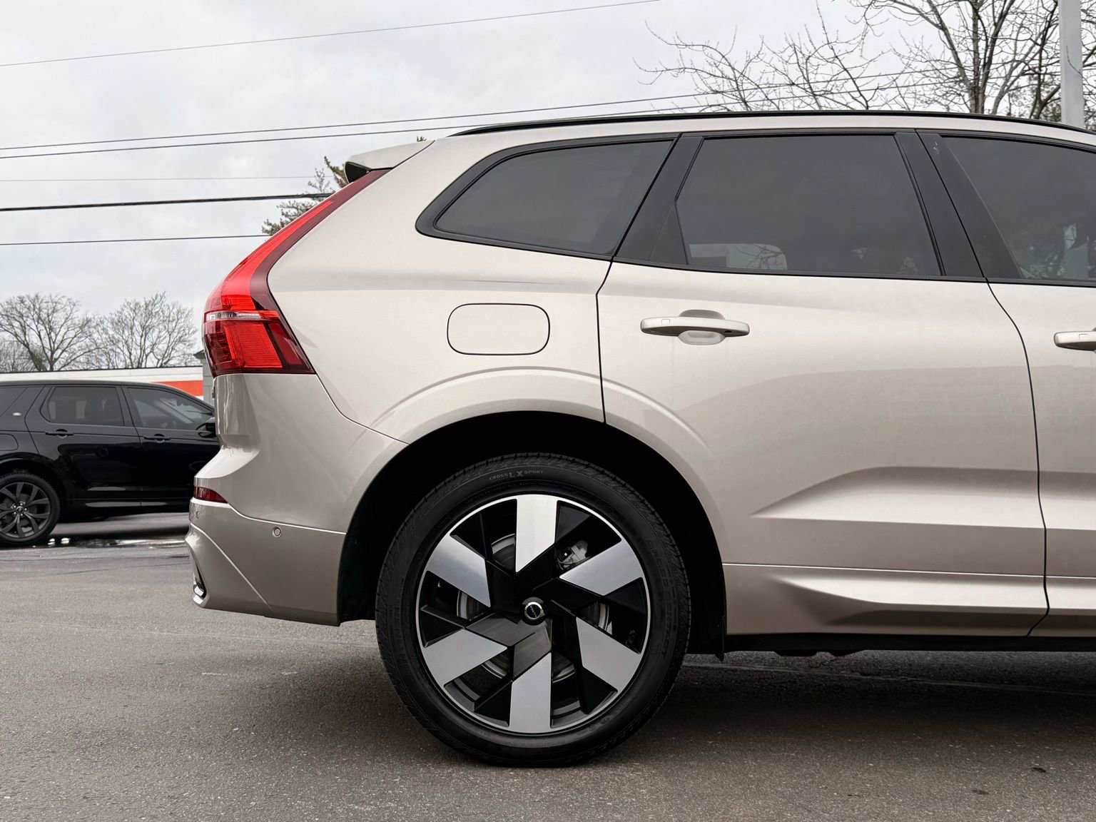 Used 2025 Volvo XC60 T8 Plus w/ Protection Package Premier image 16