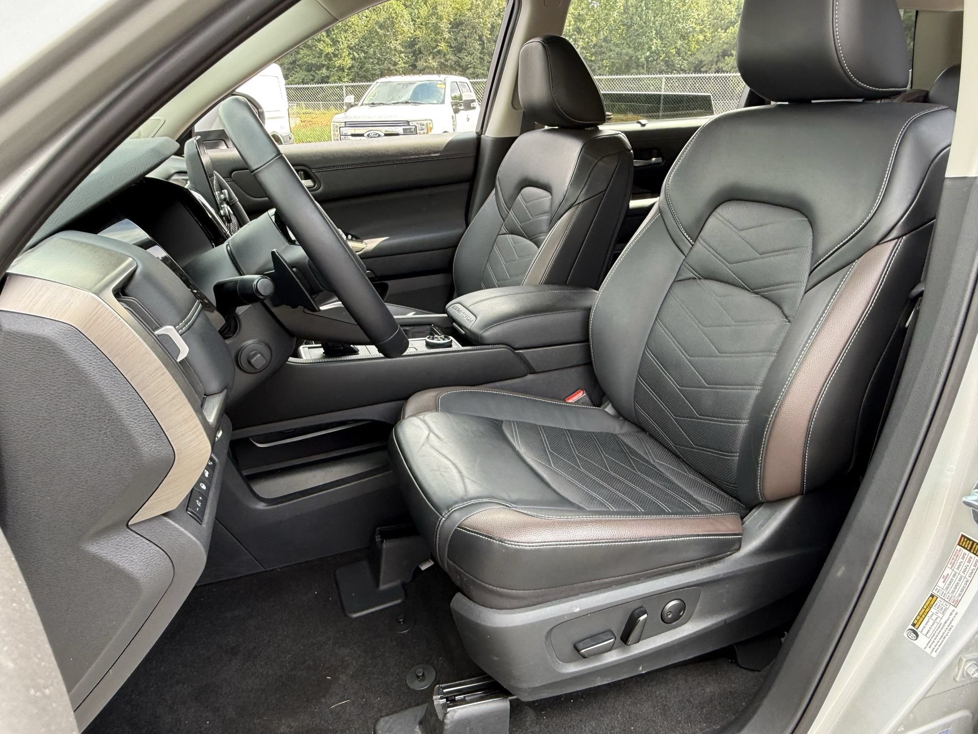Used 2025 Nissan Pathfinder Platinum w/ Cargo Package AWD/4WD image 16