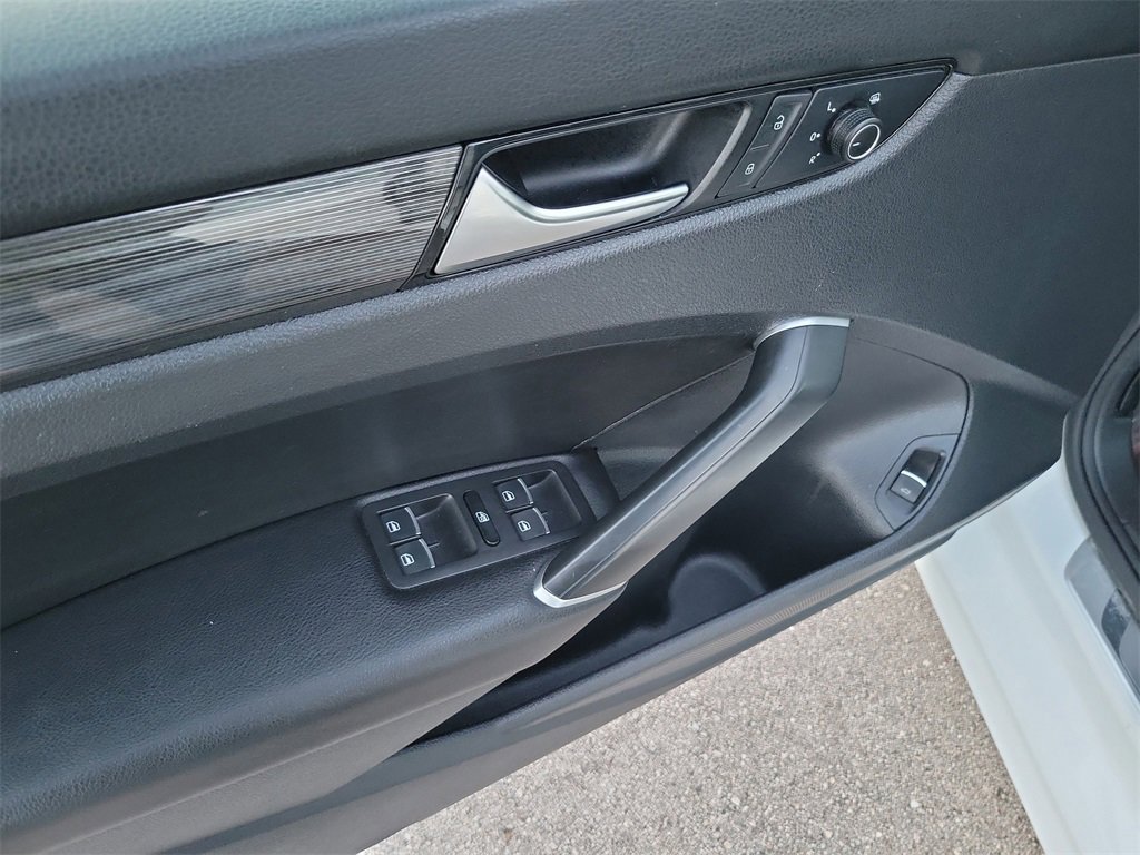 Certified 2022 Volkswagen Passat 2.0T R-Line image 17