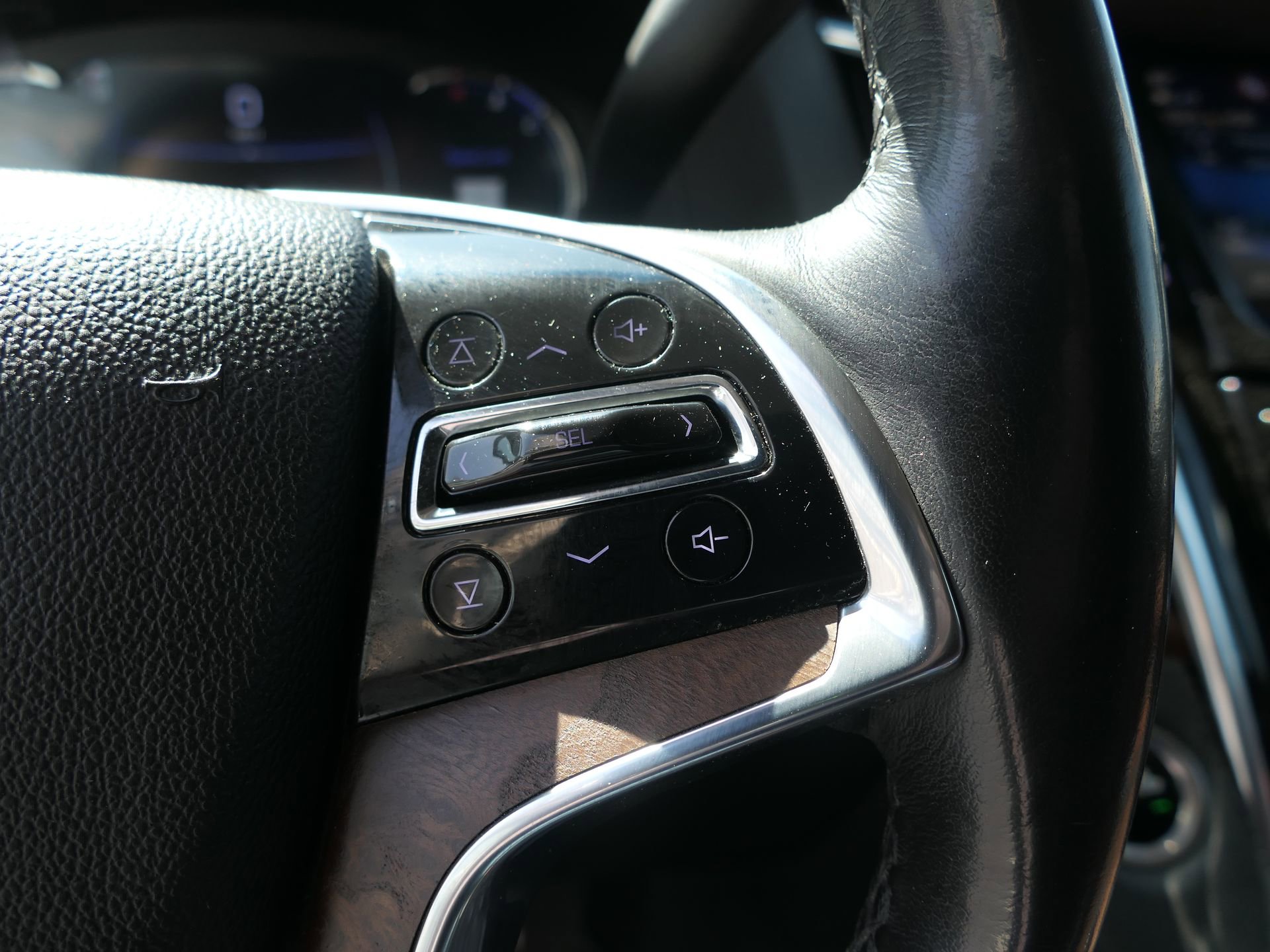 Used 2019 Cadillac Escalade Premium Luxury w/ Escalade Sport Edition image 16