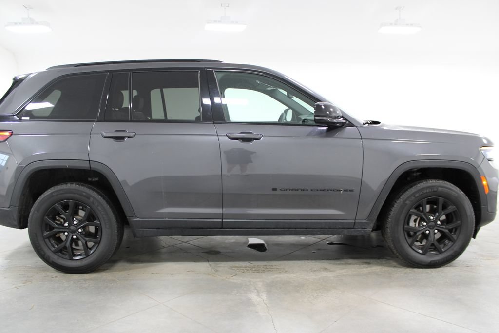 Used 2024 Jeep Grand Cherokee Altitude AWD/4WD image 11