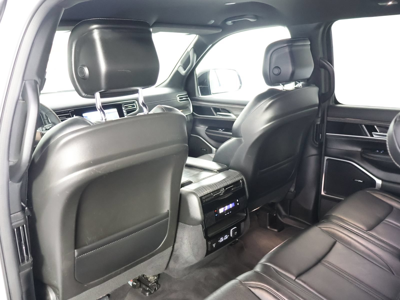 Used 2023 Jeep Wagoneer L Series II AWD/4WD image 39