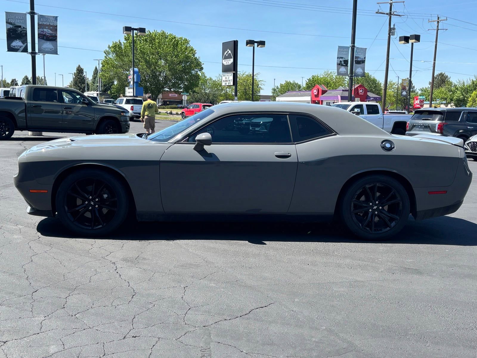 Used 2017 Dodge Challenger SXT RWD image 3
