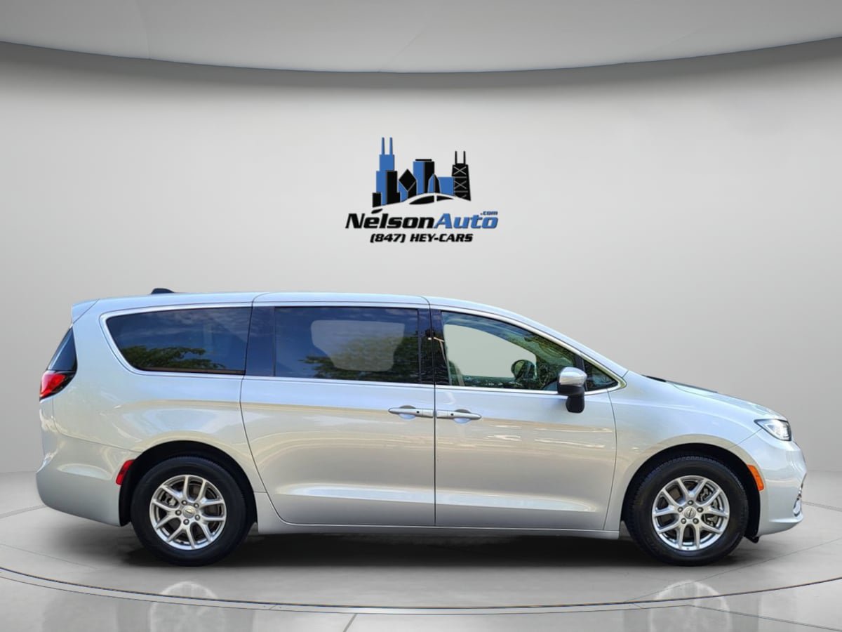 Used 2023 Chrysler Pacifica Touring-L FWD image 3