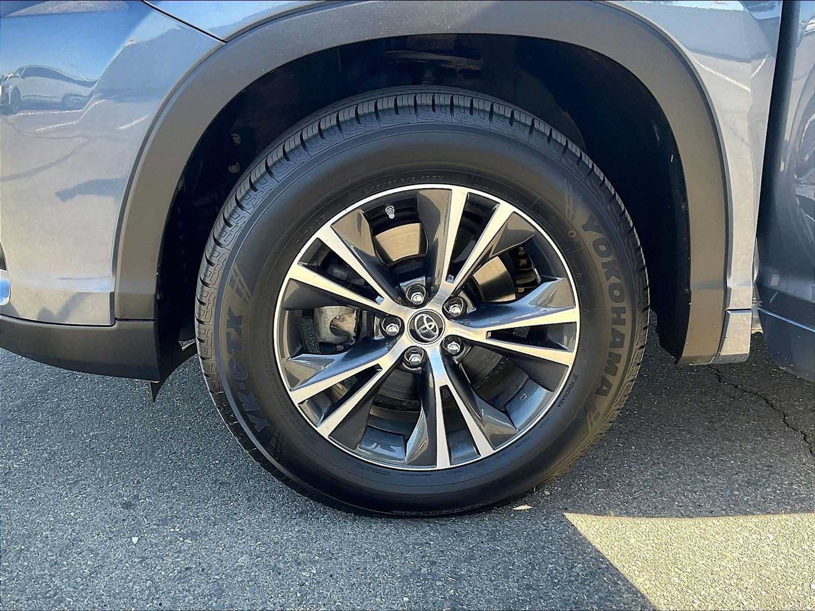 Used 2018 Toyota Highlander Plus w/ Carpet Mat Package (TMS) FWD image 13