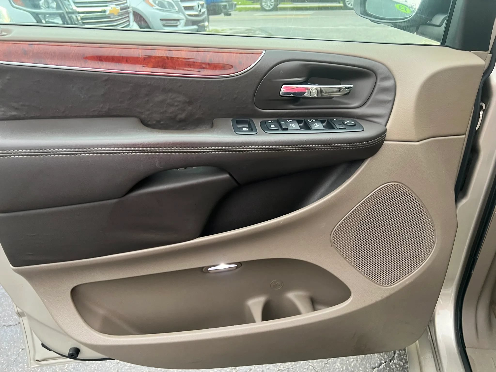 Used 2013 Chrysler Town & Country Touring FWD image 8