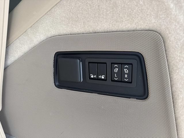 Used 2021 Cadillac Escalade Premium Luxury RWD image 15