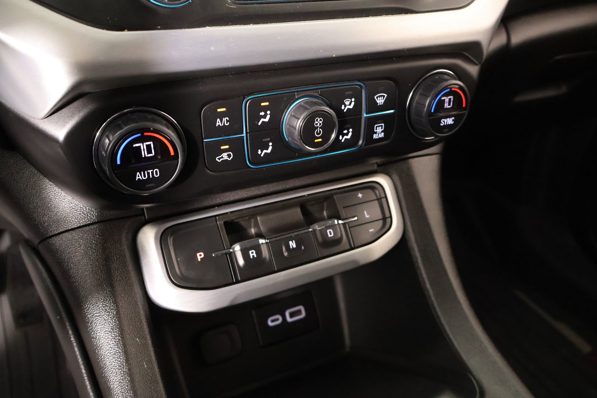 Used 2023 GMC Acadia SLE w/ Driver Convenience Package FWD image 8