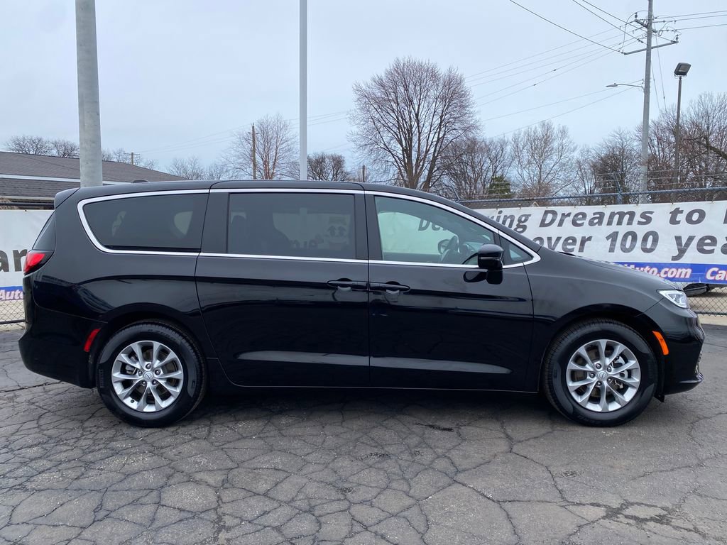 Used 2026 Chrysler Pacifica Limited image 2