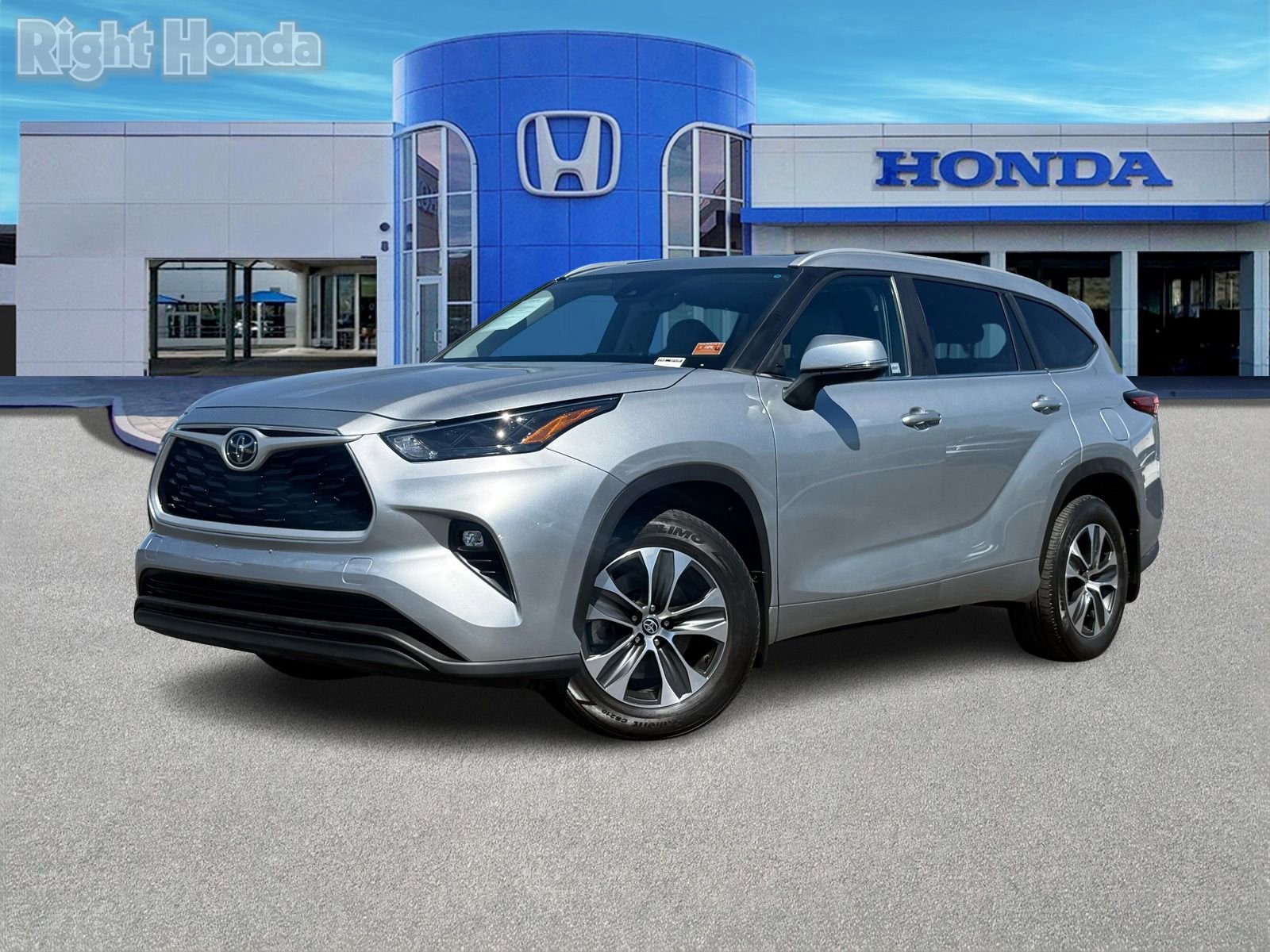 Used 2023 Toyota Highlander XLE image 2