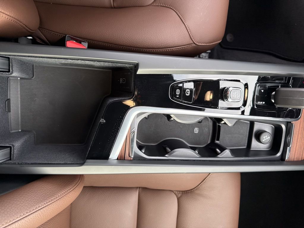 Used 2024 Volvo XC60 T8 Plus w/ Protection Package Premier image 24