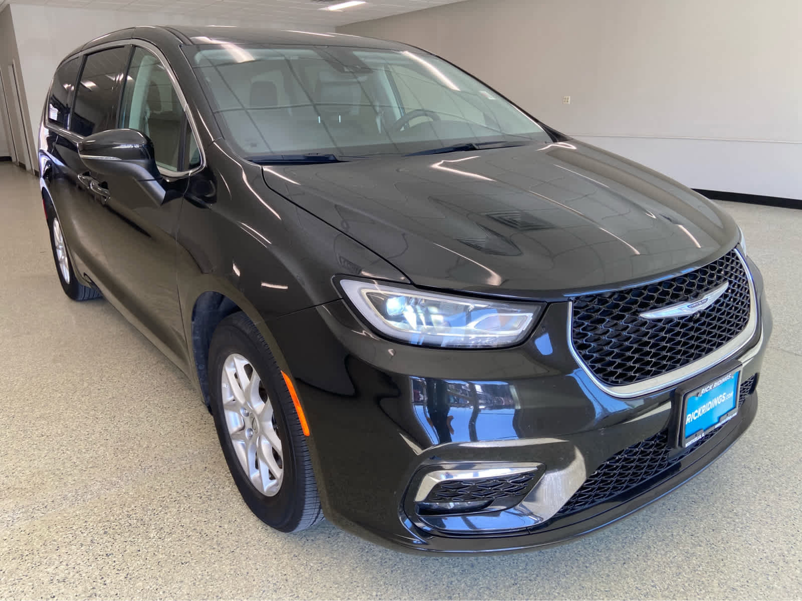 Used 2023 Chrysler Pacifica Touring-L image 3