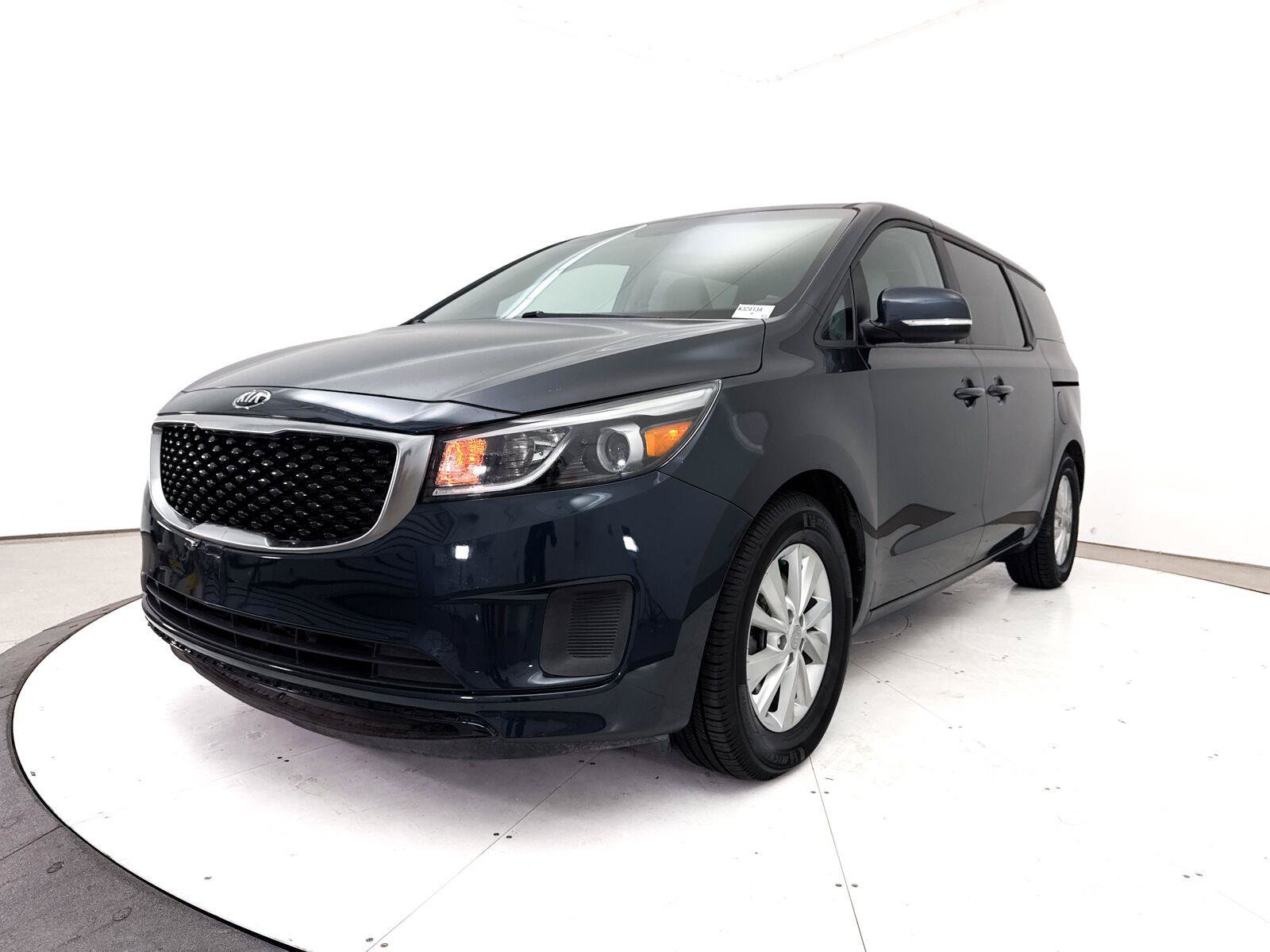 Used 2017 Kia Sedona LX FWD image 3