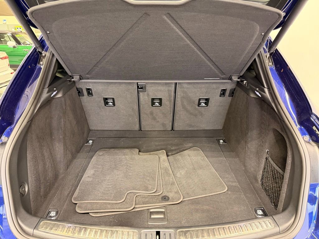 Used 2022 Porsche Macan w/ Premium Package image 23