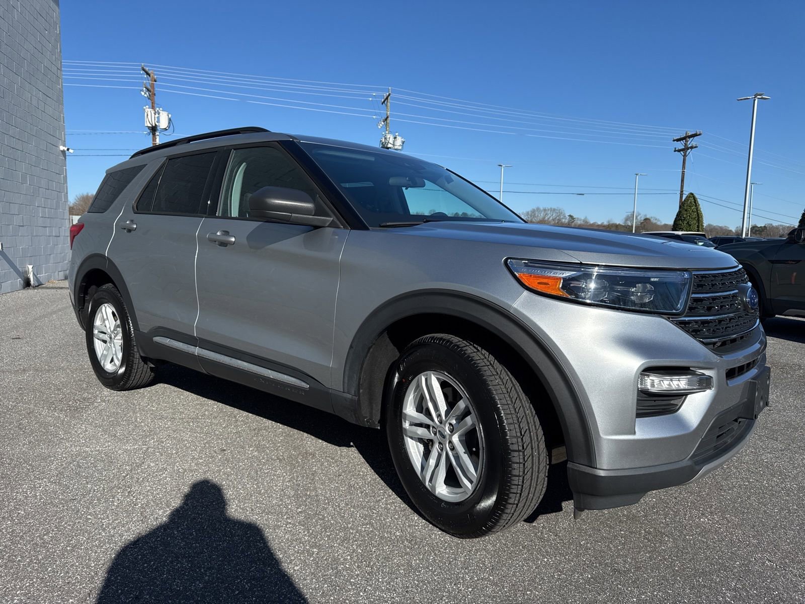 Used 2023 Ford Explorer XLT w/ Equipment Group 202A image 3