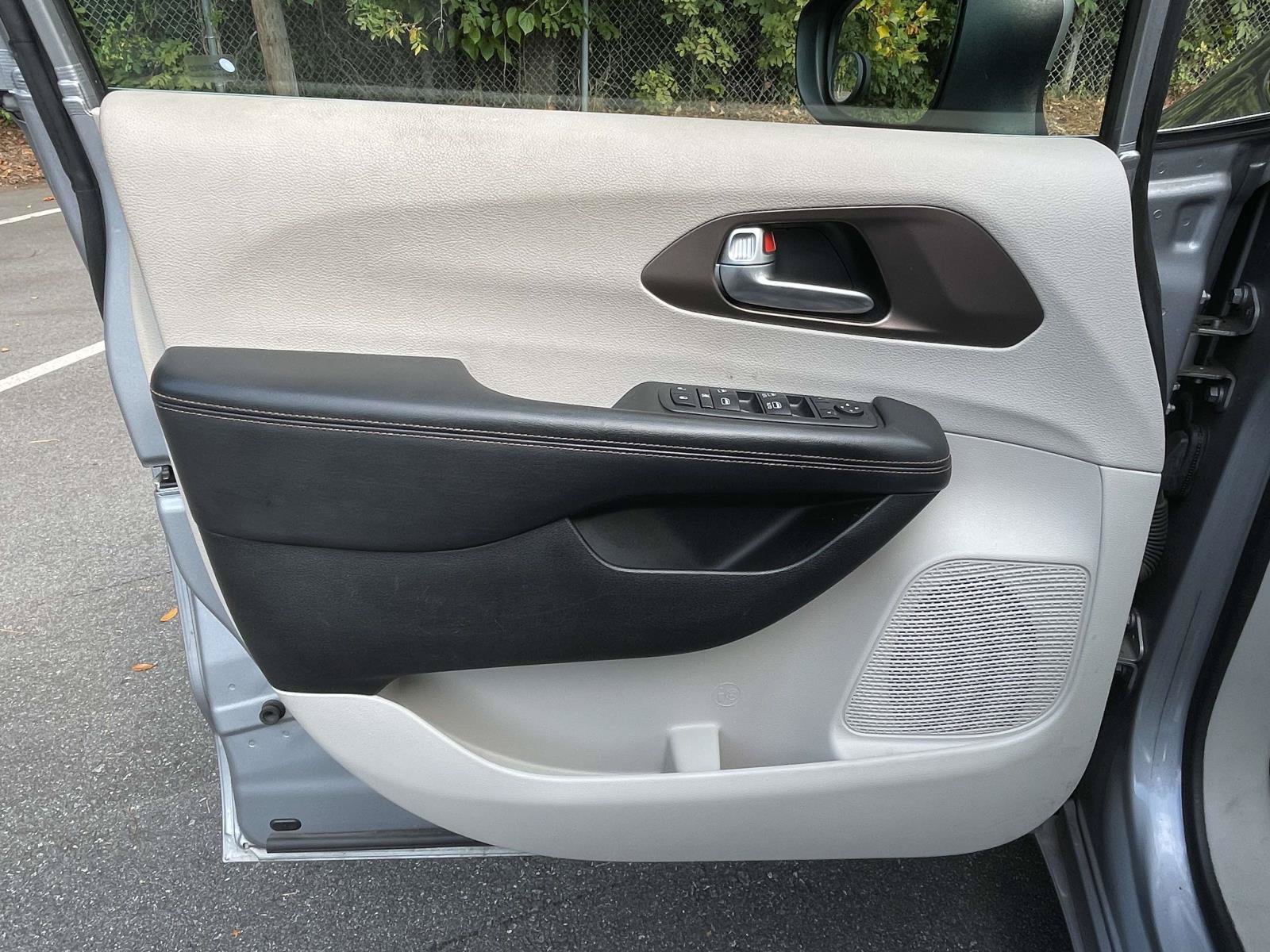 Used 2018 Chrysler Pacifica Touring FWD image 16