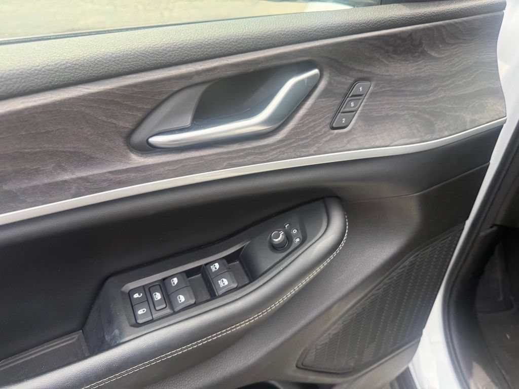 Used 2023 Jeep Grand Cherokee L Limited AWD/4WD image 12